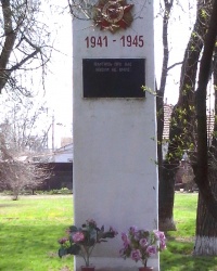 Памятник воинам у школы с. Балки Запорожской обл.
