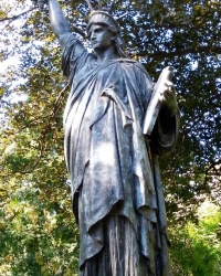 Статуя Свободи в Парижі