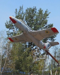 Самолет Аэро L-29 «Дельфин»  на постаменте в Запорожье