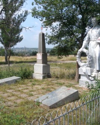 Памятники воинам и командиру эскадрона в Камышевахе 
