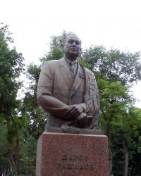 Памятник Шарафу Рашидову в Ташкенте