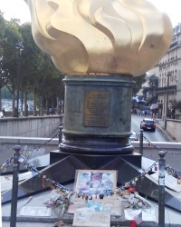 Пам'ятник «Полум'я свободи» та місце пам'яті принцеси Діани у Парижі