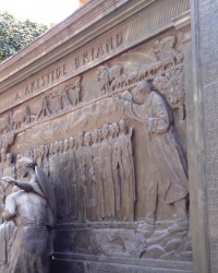 Пам’ятник Арістіду Бріану  у Парижі