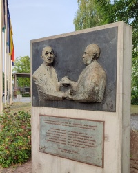 Меморіальна дошка Шарля де Голля і Конрада Аденауера. Берлін