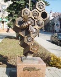 Памятник пчеле в Тернополе