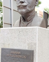 Пам'ятник Мар'яну Смолюховському у Вроцлаві