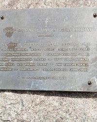Меморіальна дошка Броніславу Геремеку в Варшаві