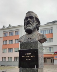 Пам’ятник Воробкевичу біля чернівецького ліцею
