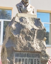 Пам’ятник Миколі Пирогову у лікарні Вінниці
