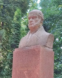 Пам’ятник Миколі Пирогову у медуніверситеті Вінниці