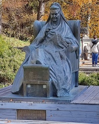 Пам’ятник королеві Румунії біля замку Пелеш
