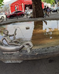 Фонтан Brunnen mit drei Knaben у Цюриху
