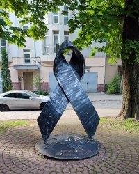 Пам'ятний знак- символ боротьби зі СНІДом у Львові