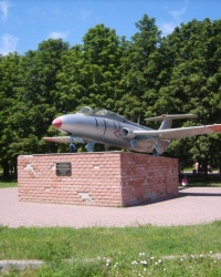Самолет  L-29 «Дельфин» на постаменте в Вольнянске