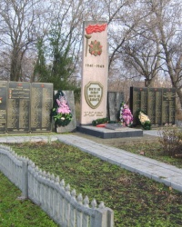 Памятник воинам в с. Нижняя Хортица у Запорожья