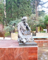 Памятник Авиценне в Партените