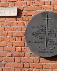 Меморіальна дошка Марії Конопницькій у Варшаві