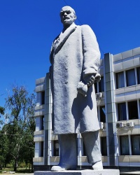 Памятник В.И. Ленину возле администрации Красноармейского района г. Волгограда