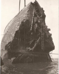 Монумент погибшему экипажу лихтера "Рокша"