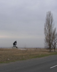 Памятник морским десантникам близ Мелекино