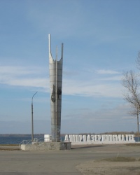 Памятный знак при въезде на плотину Днепродзержинской ГЭС