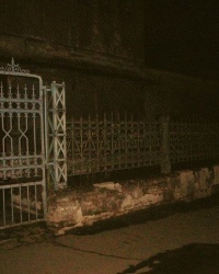 Кладбищенская ограда в городском парке