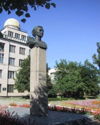 Памятник Ляле Ратушной (Дворец пионеров) в г. Винница