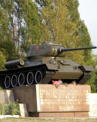 Памятник воинам-танкистам в пгт Межевая