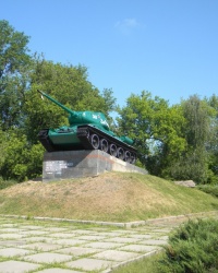 Танк Т-34-85 на постаменте в Умани