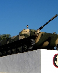 Танк ПТ-76 на постаменте в г.Севастополь