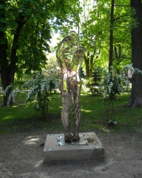 Скульптура "Любовь-Вселенная" в киевском парке Шевченко