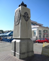 Памятный знак на набережной вице-адмирала Клокачева в г. Севастополь