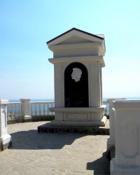 Памятный знак (в честь посещения А. С. Пушкиным Георгиевского монастыря)