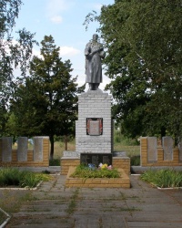 Памятник воинам-односельчанам в с. Марьевка  (Магдалиновский р-н)