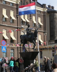 Памятник королеве Вильгельмине в Амстердаме