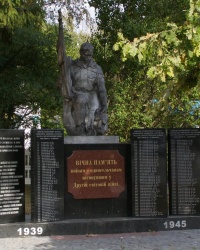 Братская могила и памятник советским воинам в с. Кикова