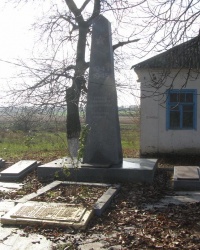 Братская могила советских воинов и памятник в с. Шевченково