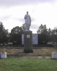  Мемориал погибшим односельчанам в с. Дерезоватое (Синельниковый р-н).