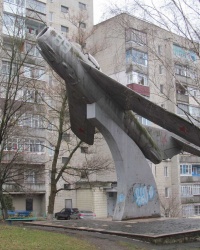 Памятник самолет МИГ-17, возле бывшего Клуба юных техников.