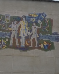 Мозаичное панно на здании школы в с.Берёзовка