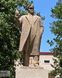 Памятник В.И.Ленину в пгт. Черневцы (разрушен)
