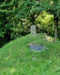 Меморіальний знак героям Букринського плацдарму в с. Великий Букрин