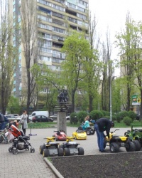 Русанівський парк. Схованка.